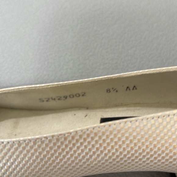 Vintage Stuart Weitzman Cream Block Heels. Size 8.5AA. - Picture 14 of 16